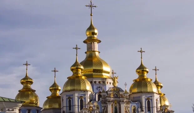 Золоті куполи собору з хрестами на церковне свято 16 липня