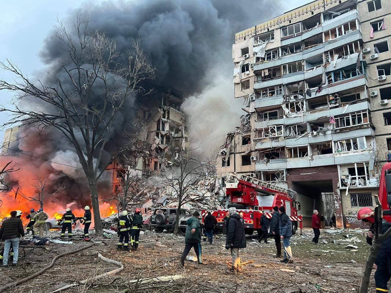 Пошкоджена багатоповерхівка в Дніпрі після балістичної атаки РФ