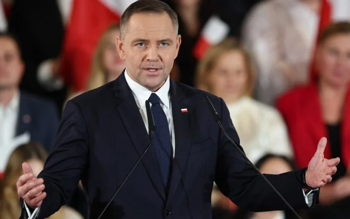 Кароль Навроцький виступає на прес-конференції в Сеймі Польщі