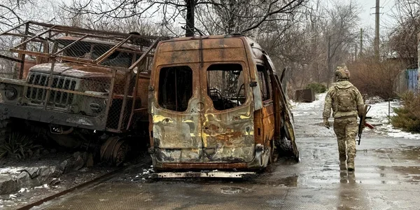 Український військовий ЗСУ біля знищеної техніки в Костянтинівці