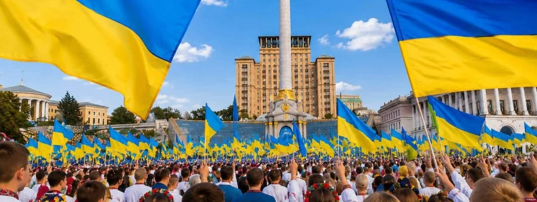 Натовп з прапорами України святкує День Незалежності на Майдані Незалежності