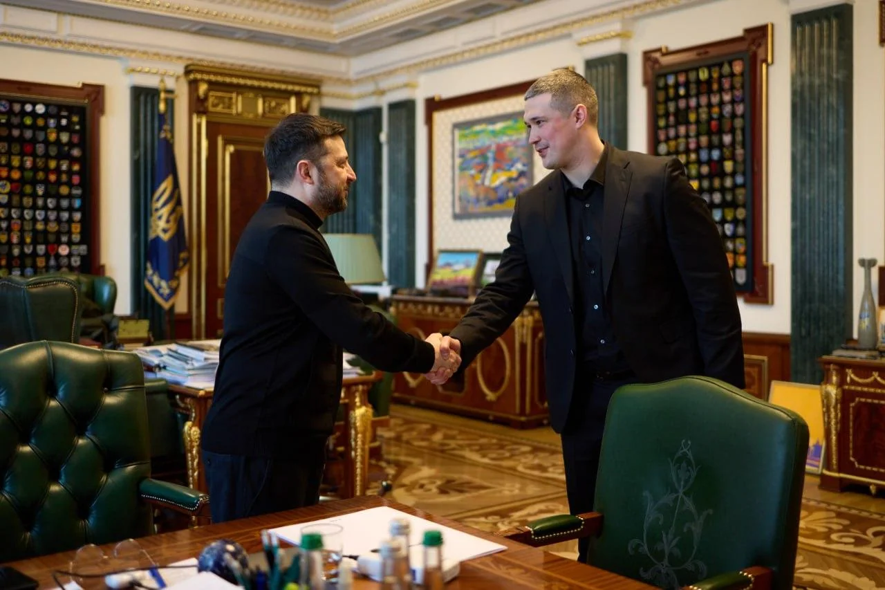 Президент Зеленський та Михайло Федоров тиснуть руки в Офісі президента