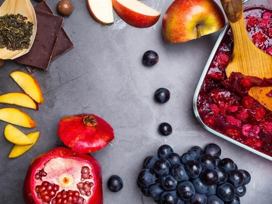Продукти з флавоноїдами: яблука, виноград, гранат, чай і шоколад