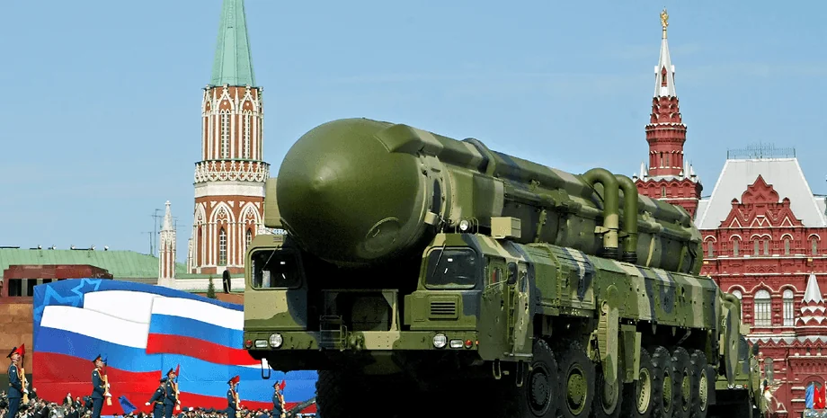 Російська ядерна ракета на параді в Москві на тлі Кремля