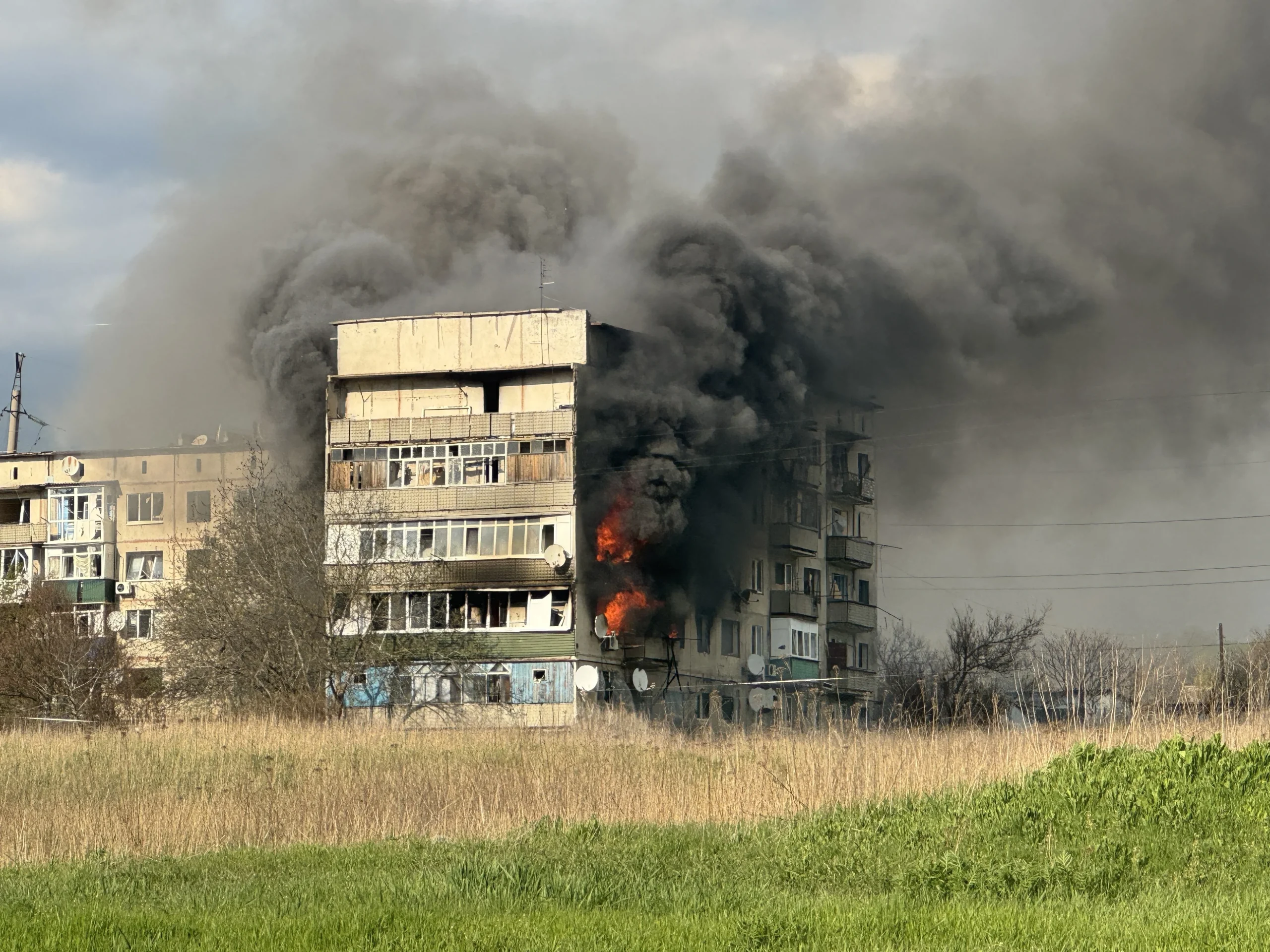 Палаюча багатоповерхівка в районі Костянтинівки під час наступу РФ