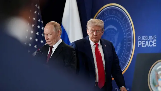 Володимир Путін і Дональд Трамп на тлі прапорів США та РФ під час саміту