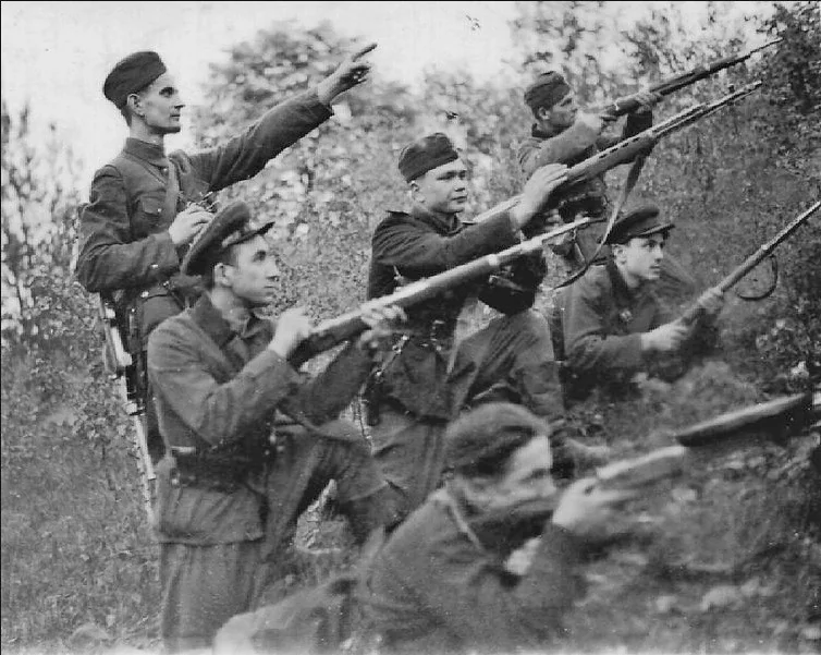Радянські солдати з гвинтівками наступають через ліс