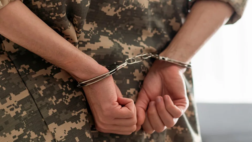 Засуджений мобілізований військовий у наручниках за СЗЧ та злочини з неповнолітньою