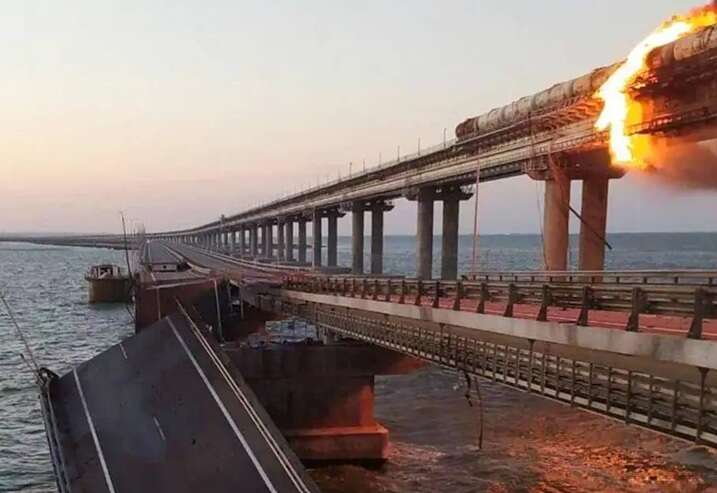 Палаючий Кримський міст після ударів СБС по Криму