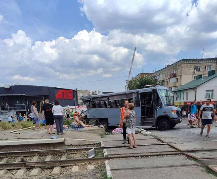 Пошкоджена маршрутка на залізничному переїзді після ДТП з потягом під Рівним