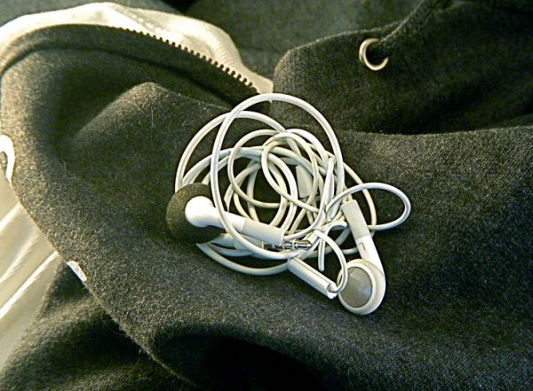 Заплутані навушники смартфона на одязі як щоденне джерело бактерій