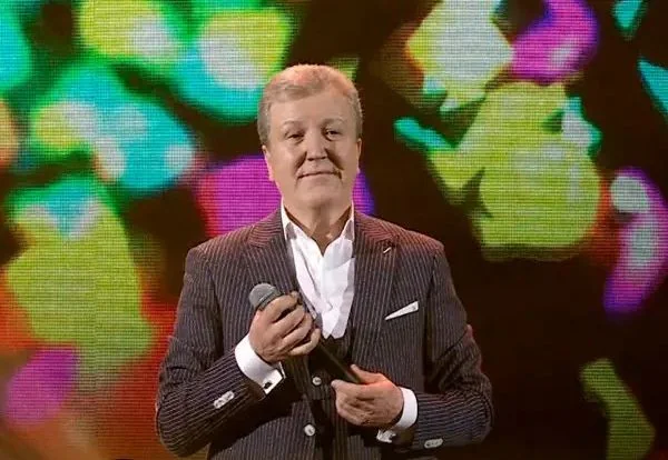 Народний артист України Микола Янченко з мікрофоном на сцені