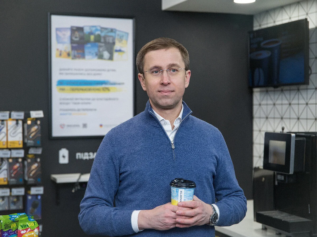 Сергій Корецький з чашкою кави в магазині кавового бізнесу