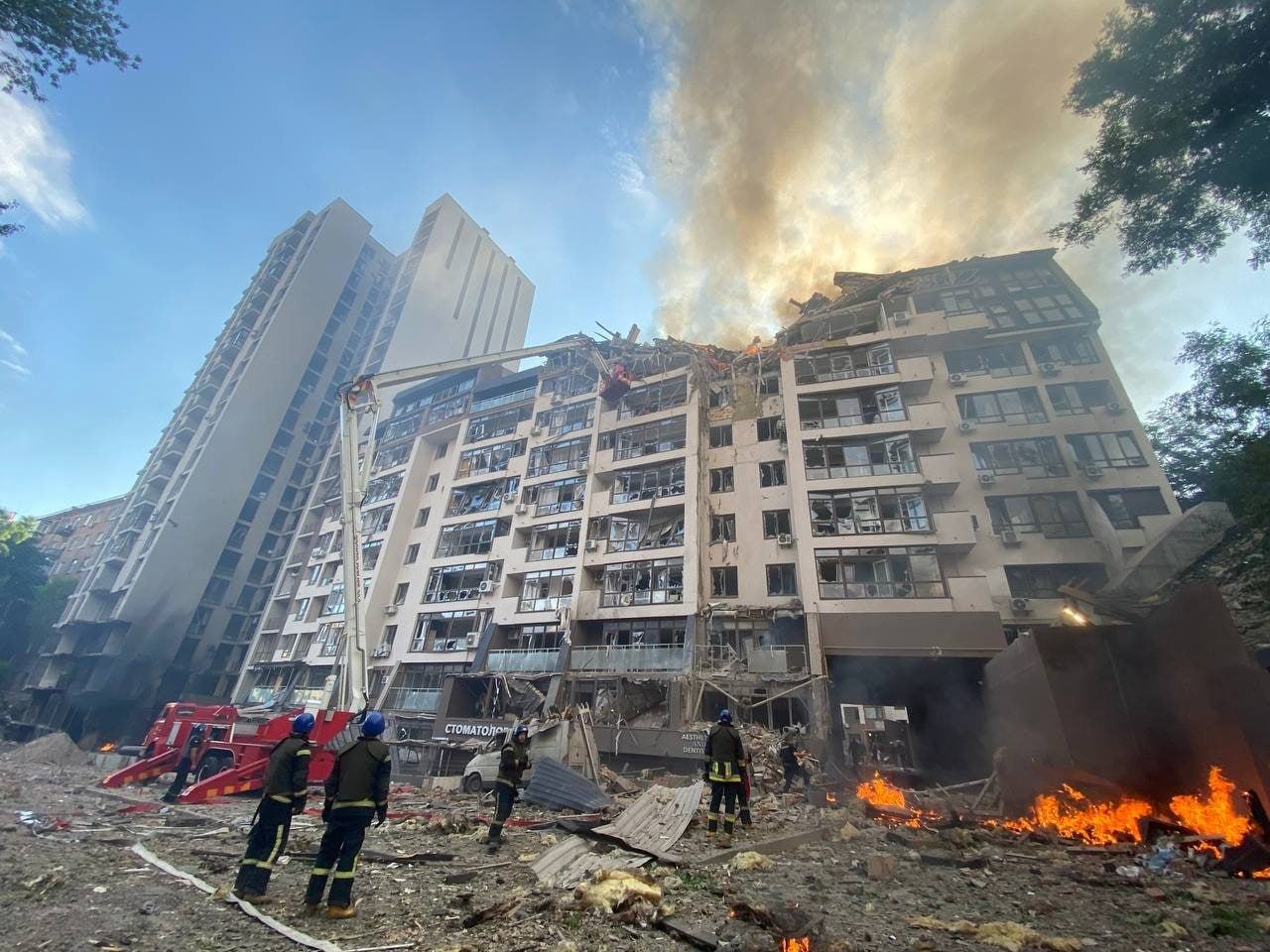 Руйнування багатоповерхівки в Києві після обстрілу, рятувальники на місці
