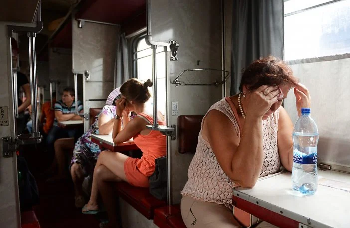 Пасажирки у вагоні потяга УЗ страждають від пекельної спеки без кондиціонера