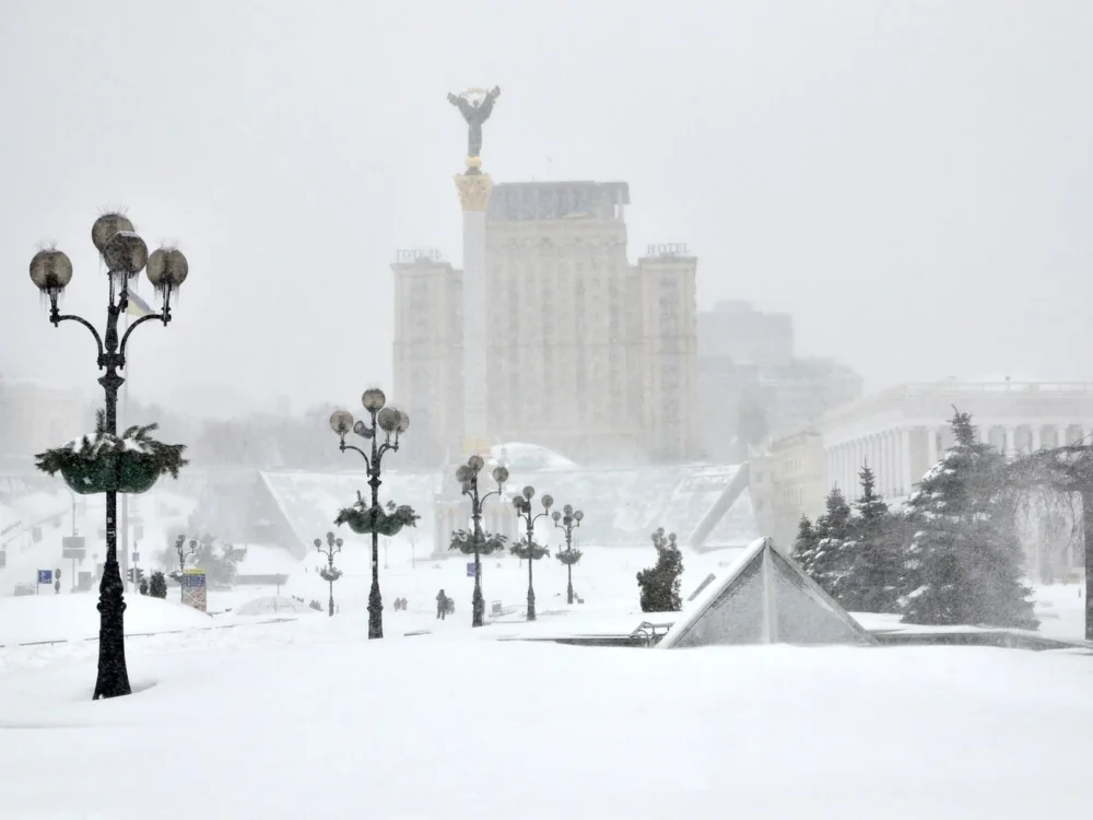 Засніжена площа Незалежності в Києві під час сильної хуртовини