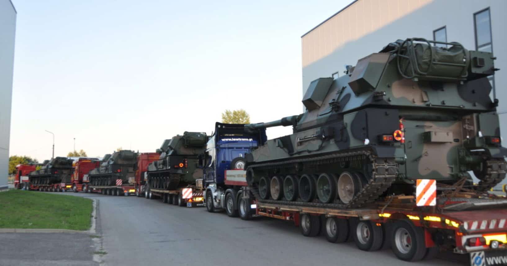 Польська бронетехніка на транспортерах у межах військової допомоги Україні