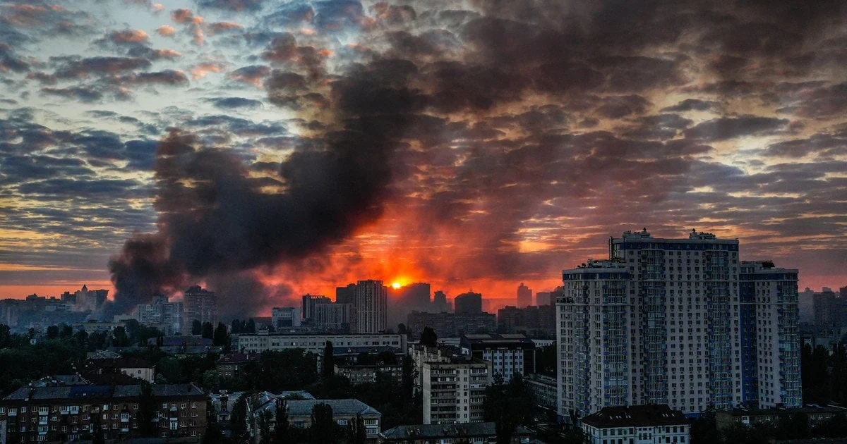 Дим від ракетних ударів Росії над житловими районами Києва на світанку