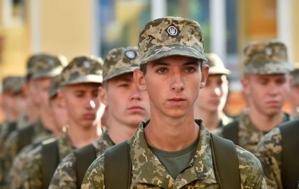Молоді українські призовники ЗСУ у камуфляжі під час мобілізації
