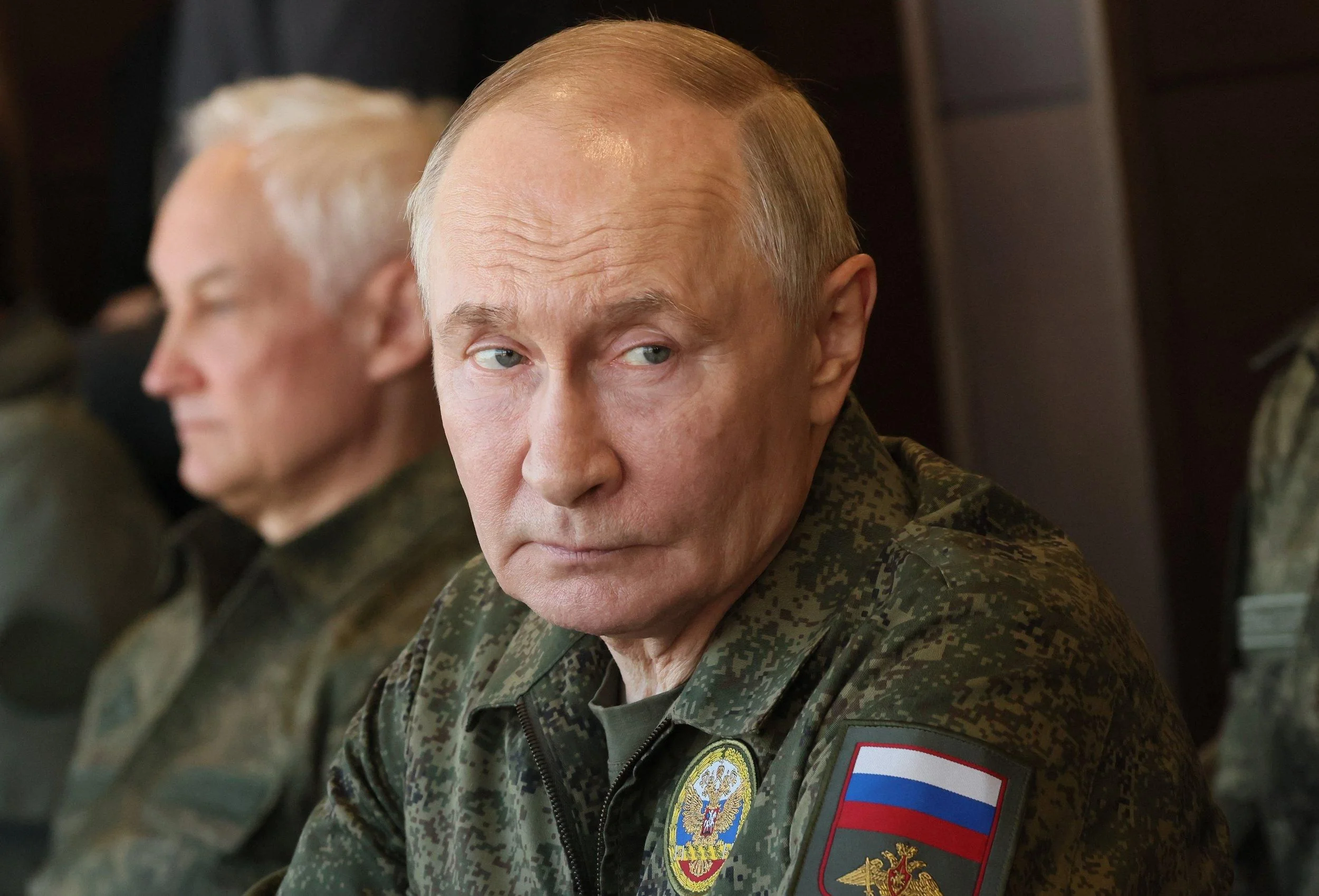 Володимир Путін у військовій формі під час наради щодо війни