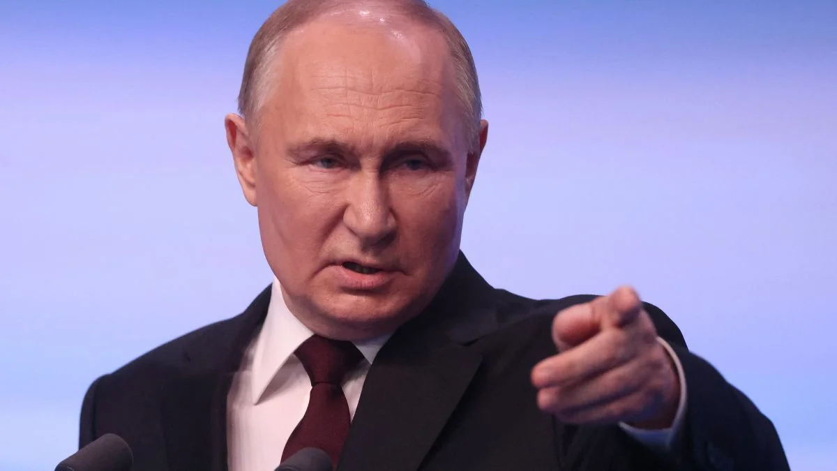 Володимир Путін виступає на нараді щодо війни до останнього українця