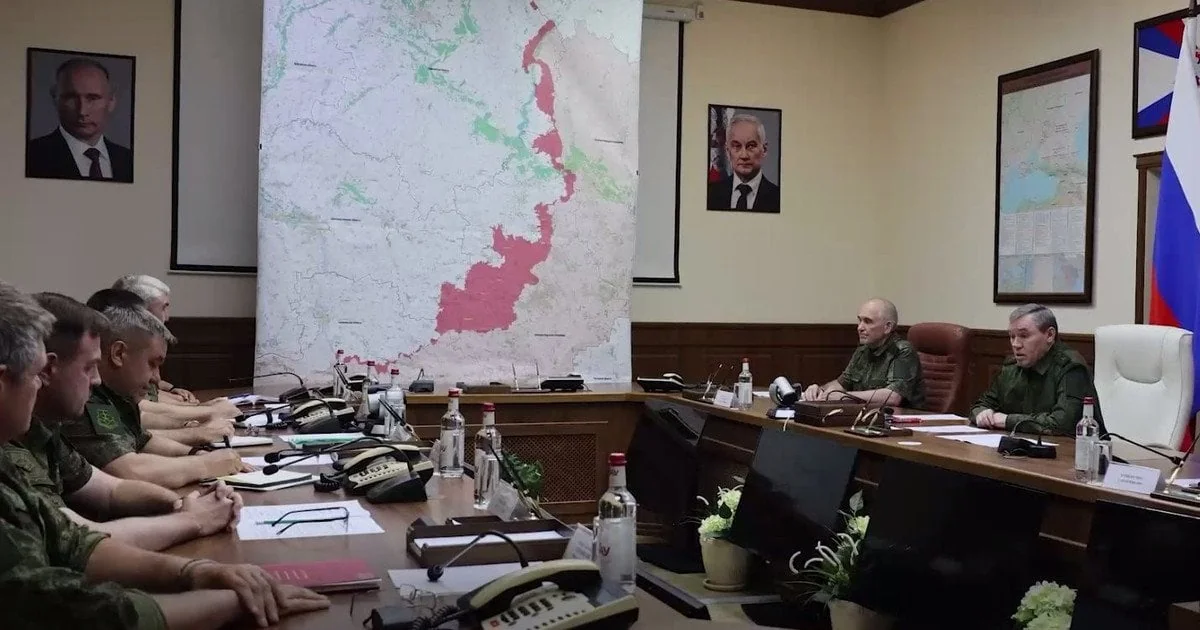 Путін та генерали РФ розглядають перебільшену карту бойових дій на нараді
