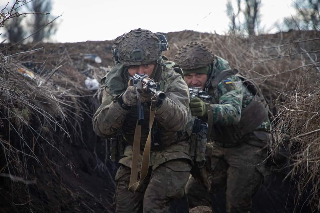 Українські військові у траншеї стримують просування ворога на фронті