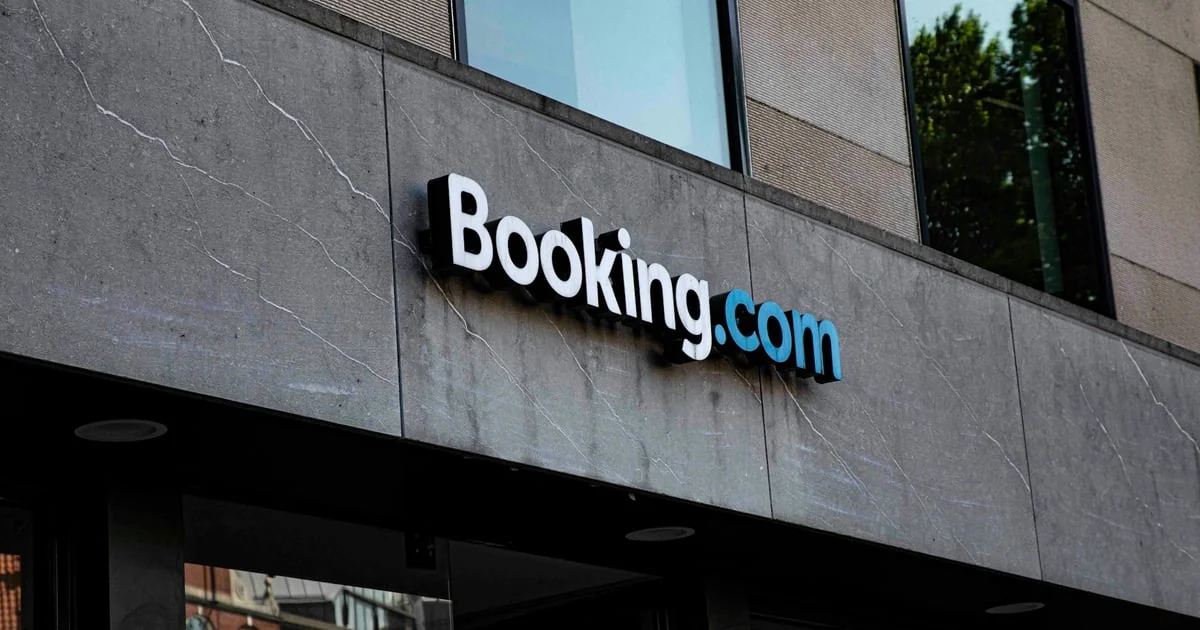 Логотип Booking.com на фасаді офісу сервісу бронювання
