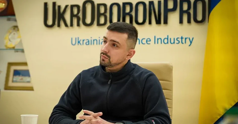 Герман Сметанін у офісі Укроборонпрому на тлі логотипу