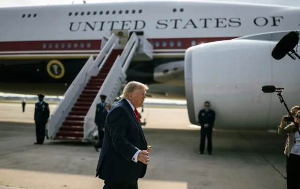 Дональд Трамп возле Air Force One перед прибытием на саммит НАТО в Анкаре
