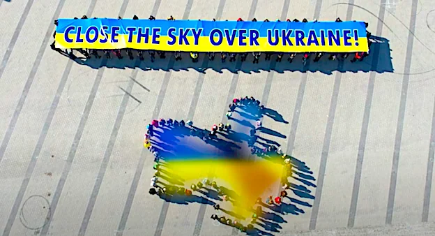 Люди вишикувалися в гасло Close the Sky Over Ukraine та мапу України