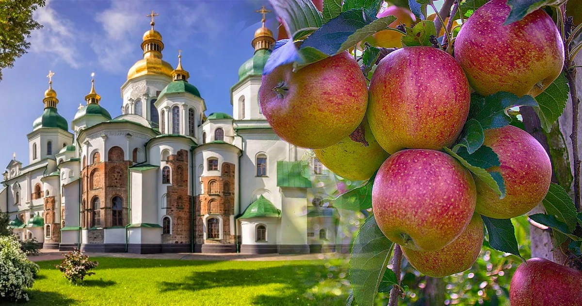 Православний храм зі золотими куполами та гілкою яблук на свято Спаса