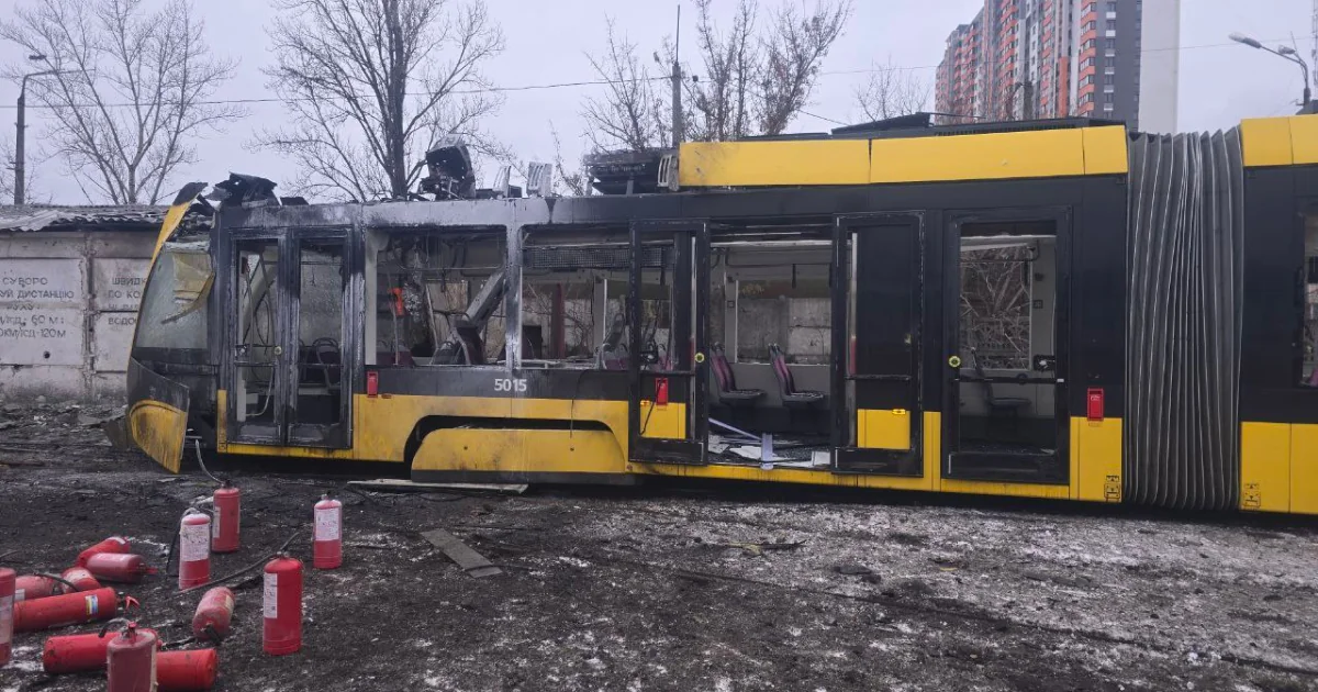Пошкоджений трамвай PESA у депо Києва після ракетного удару