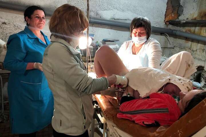 Українка народжує в підвалі під час війни з допомогою медиків