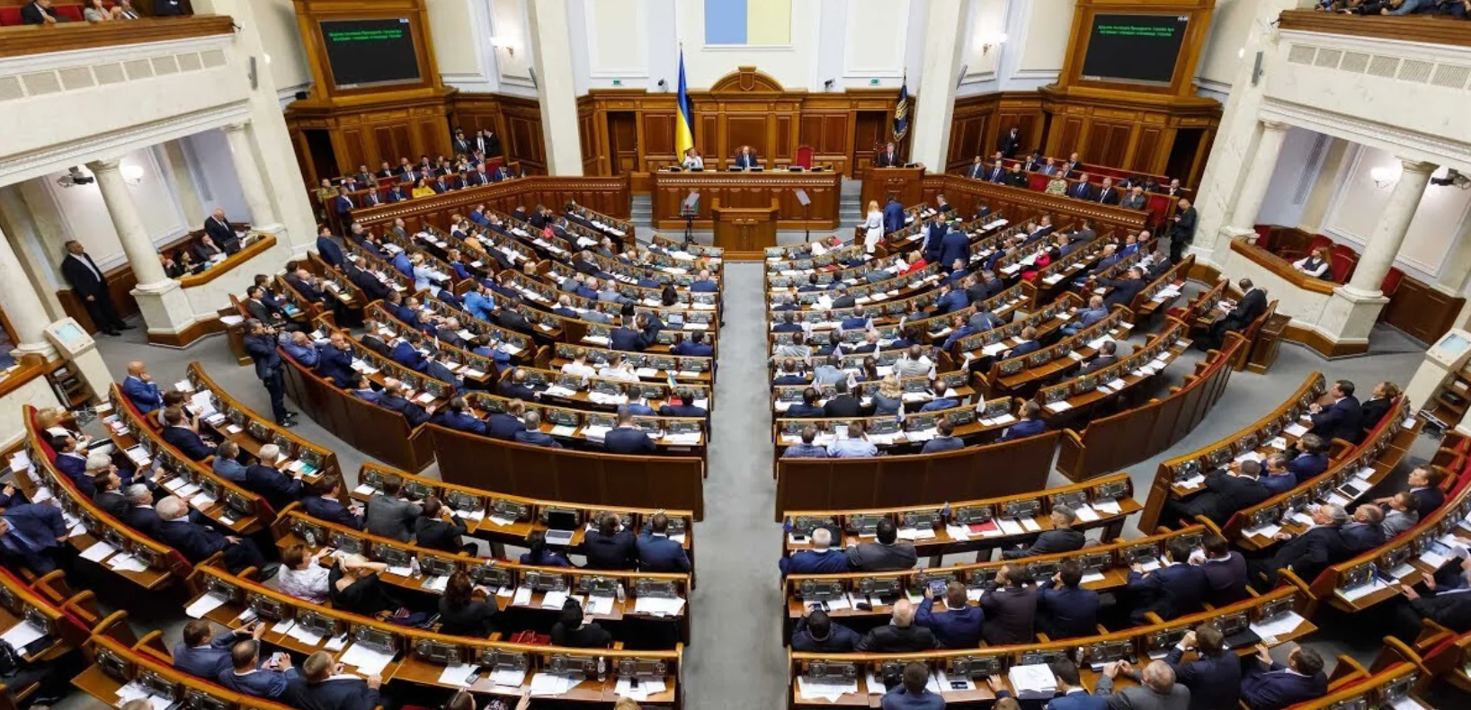 Верховна Рада під час засідання щодо подовження воєнного стану