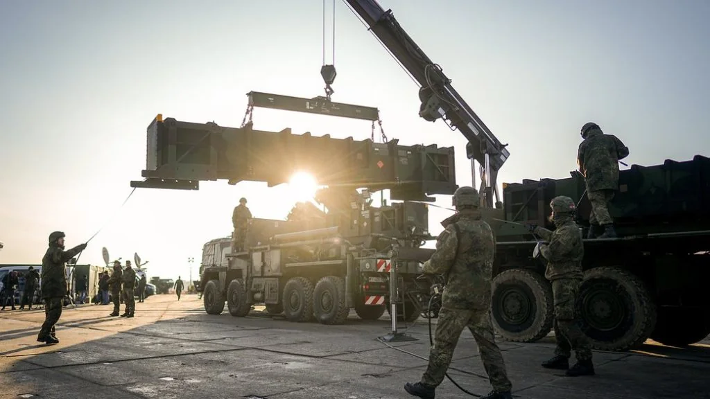Военные загружают пусковую установку ракет PAC-3 для Patriot