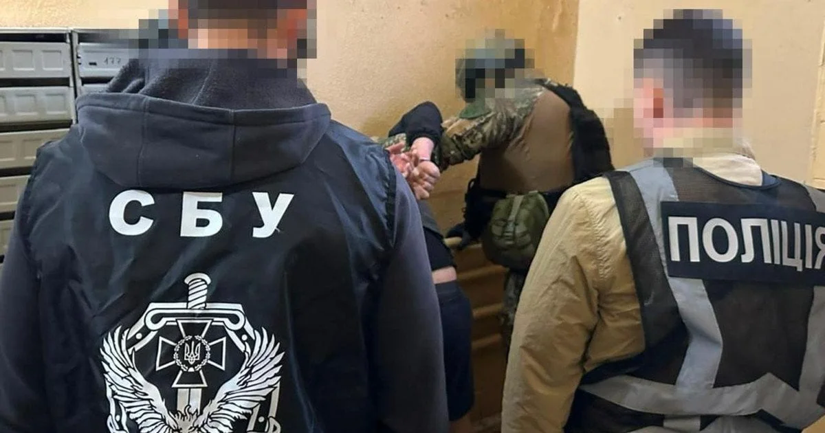 Співробітники СБУ та поліції затримують підозрюваного у нападі на бус ТЦК у Львові