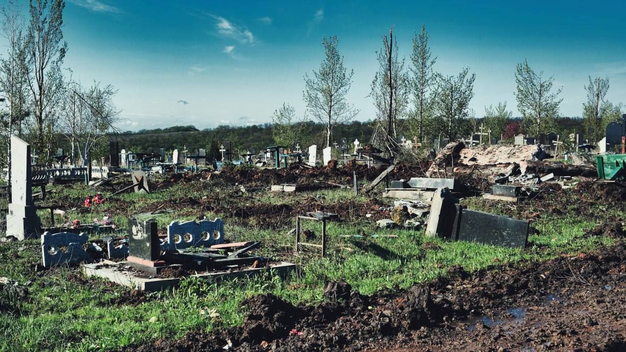 Пошкоджене Національне військове кладовище після зливи з розритими могилами