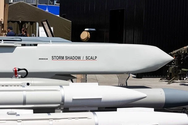 Біла крилата ракета Storm Shadow SCALP на виставці серед інших ракет