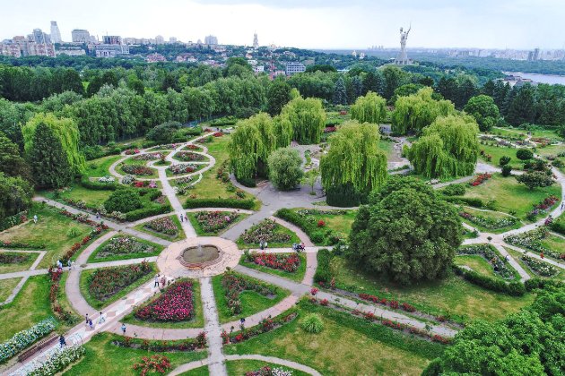 Аерофотозйомка круглого розарію з вербами та відвідувачами в ботанічному саду Києва