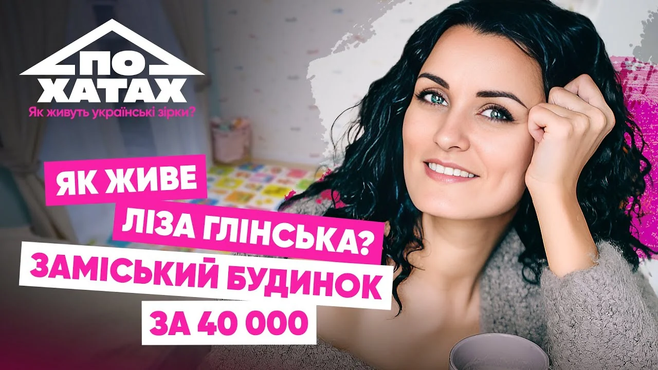 Усміхнена жінка з темним кучерявим волоссям тримає білу чашку