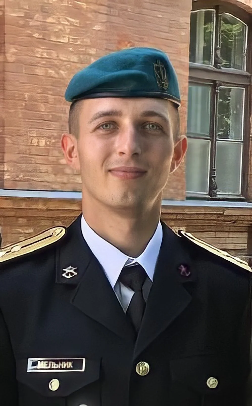 Молодий офіцер у парадній формі морпіхів з бірюзовим беретом і нашивкою Мельник