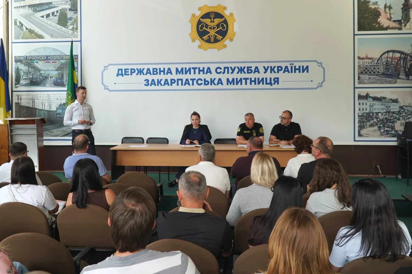 Робоча зустріч у залі Закарпатської митниці з учасниками та президією