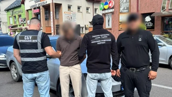 Правоохоронці СБУ та прикордонної служби затримують чоловіка біля авто
