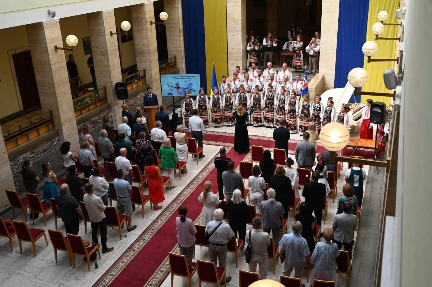 Церемонія вручення ювілейних премій митцям у залі адміністрації Закарпаття з хором у вишиванках