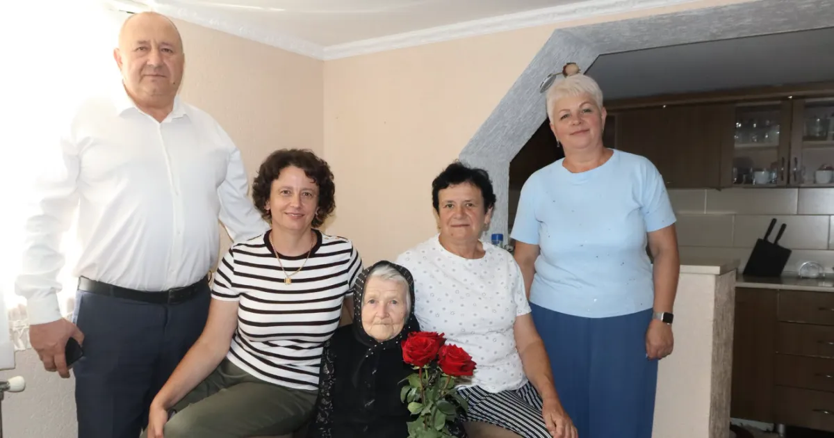 Родина вітає сторічну Магдалину Сокач удома з червоними трояндами