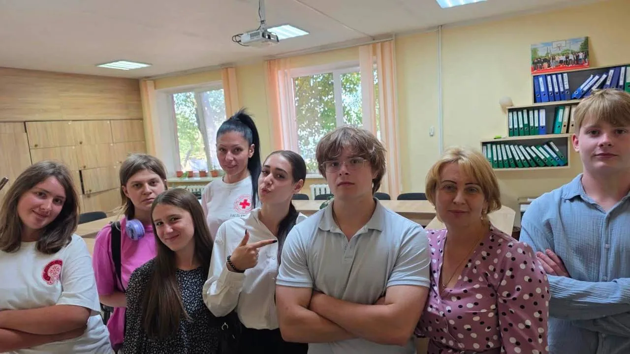 Молодь і педагоги в кабінеті ліцею в Ужгороді біля майбутнього хабу