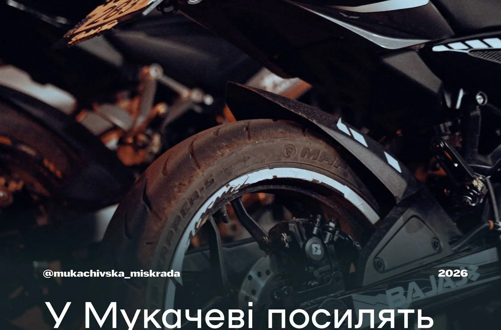Крупний план заднього колеса мотоцикла Bajaj з шиною та гальмами