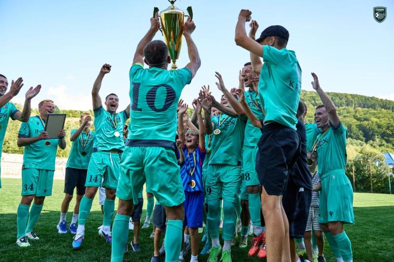 Гравці Севлюша в бірюзовій формі піднімають кубок Суперкубка на полі