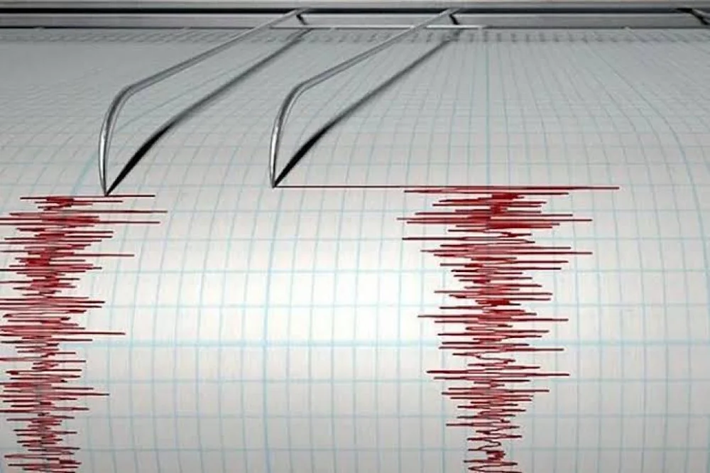Сейсмограф з двома перами фіксує червоні поштовхи на міліметрівці